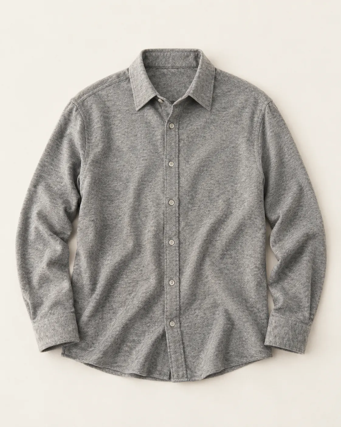 Camisa de punto gris jaspeado con cuello camisero y botonadura completa