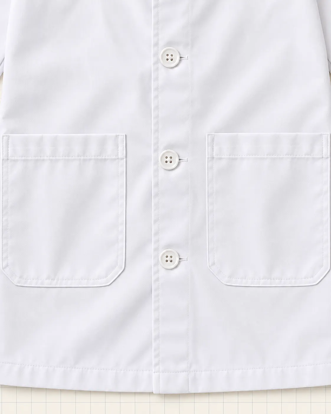 Bata de laboratorio blanco, detalle de bolsas