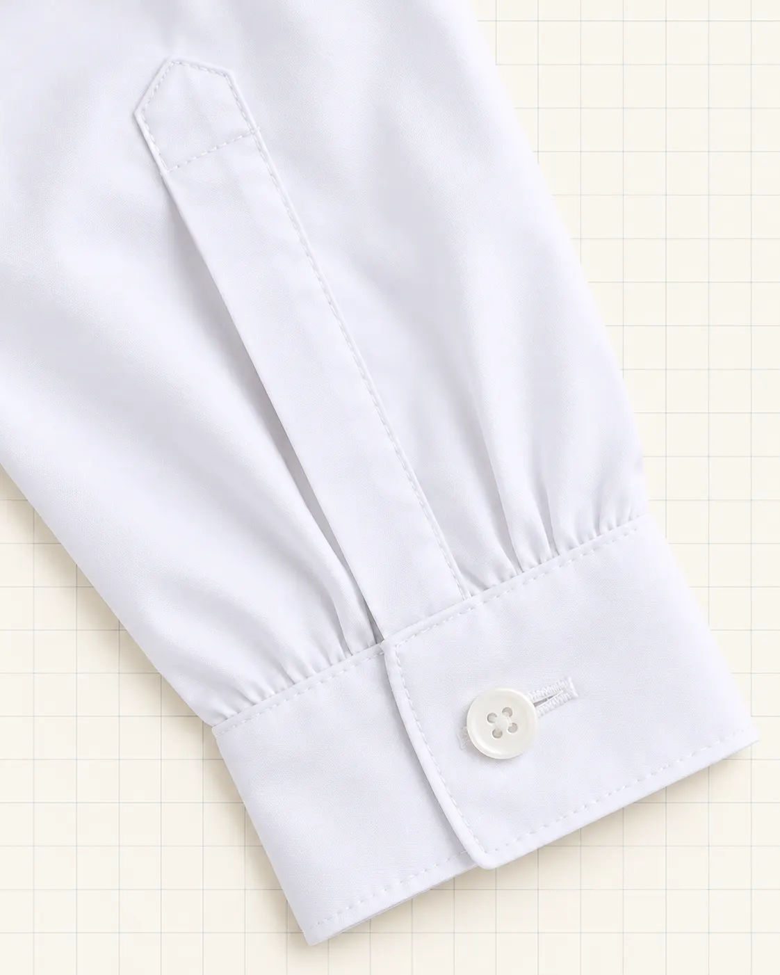Blusa escolar manga larga blanco, detalle de puño