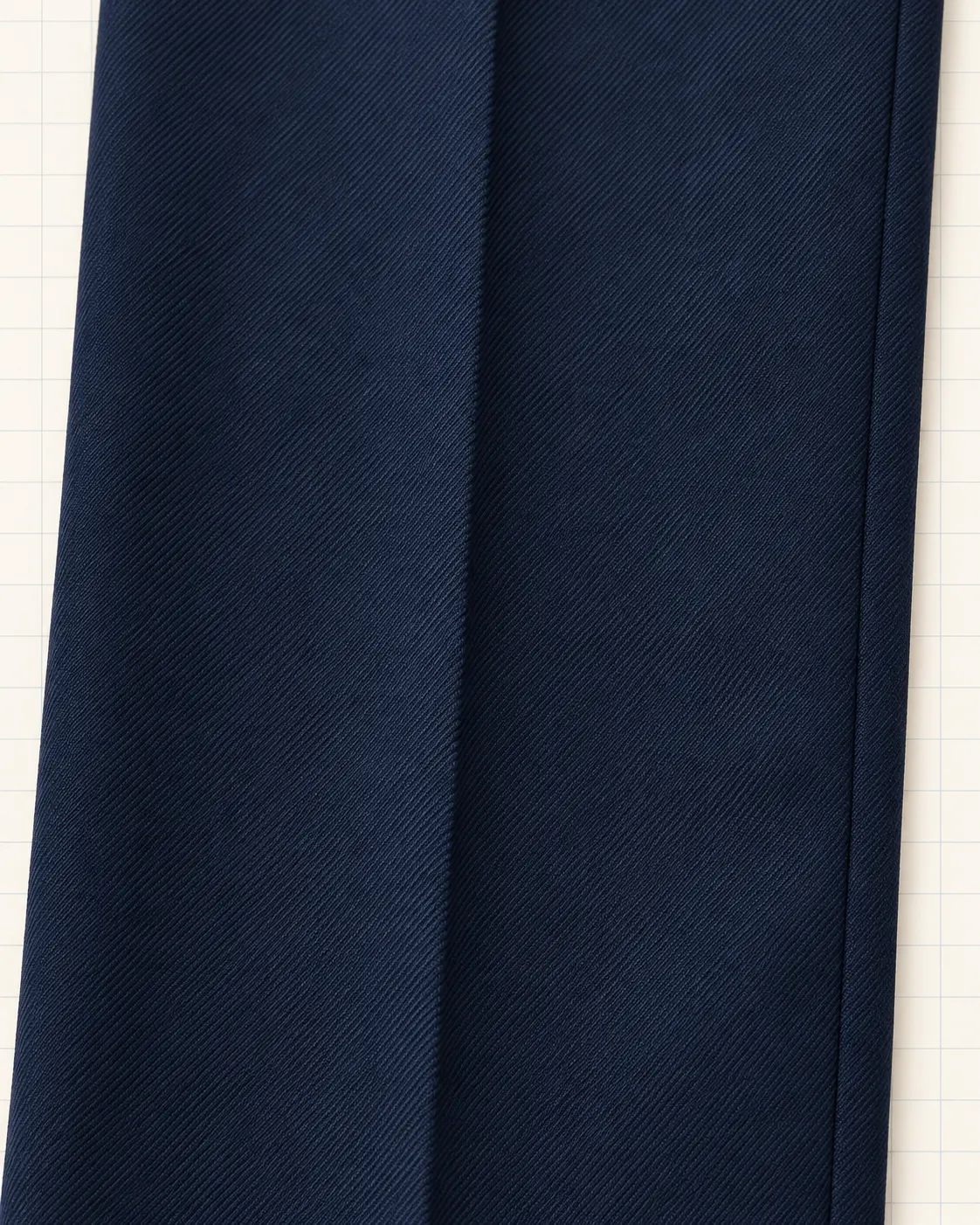 Pantalón escolar niña azul marino, detalle de raya