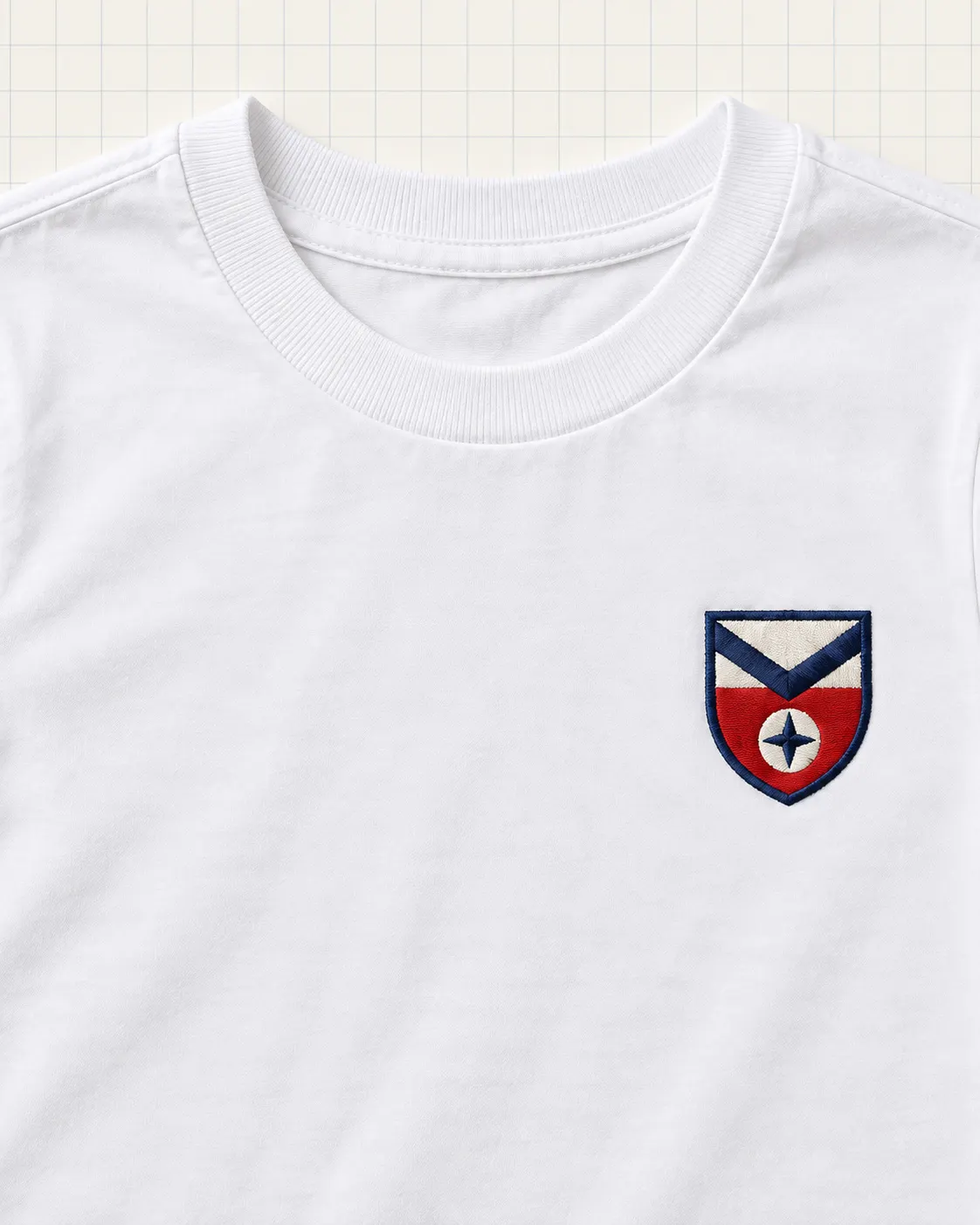 Playera escolar cuello redondo blanco, detalle de frente
