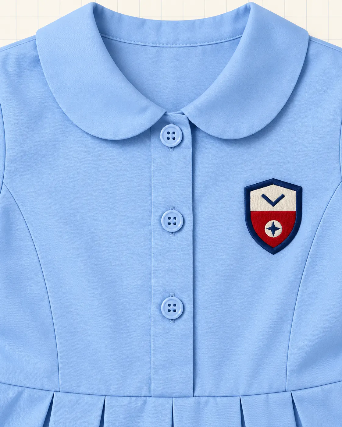 Vestido escolar celeste, detalle de botonadura