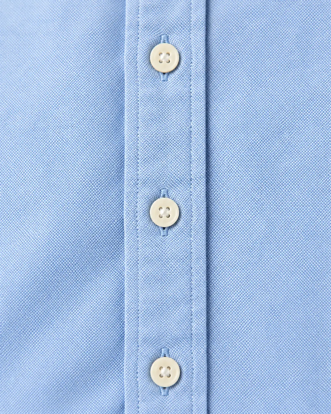 Camisa oxford casual celeste, detalle de botonadura