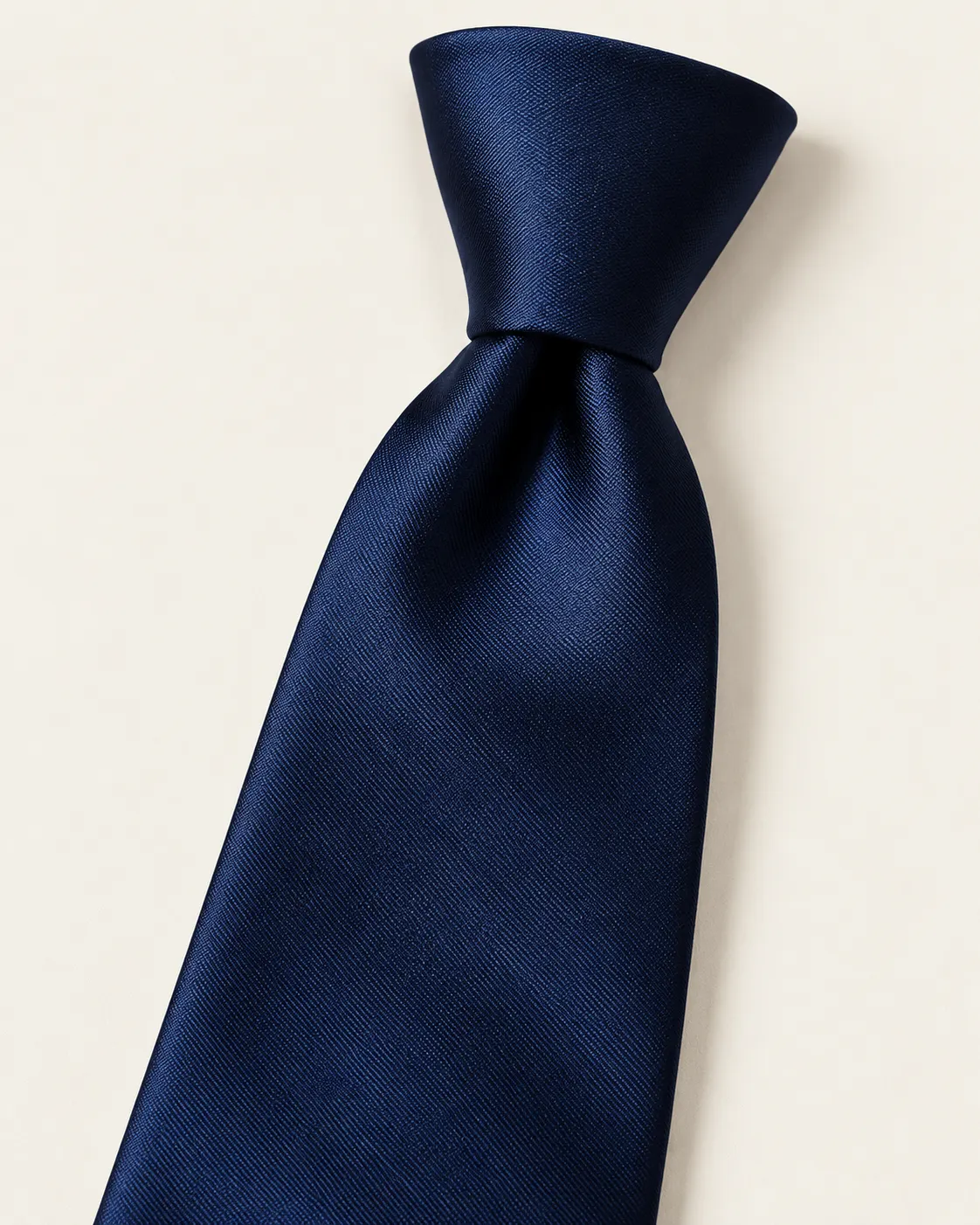 Corbata institucional azul marino, detalle de patrón