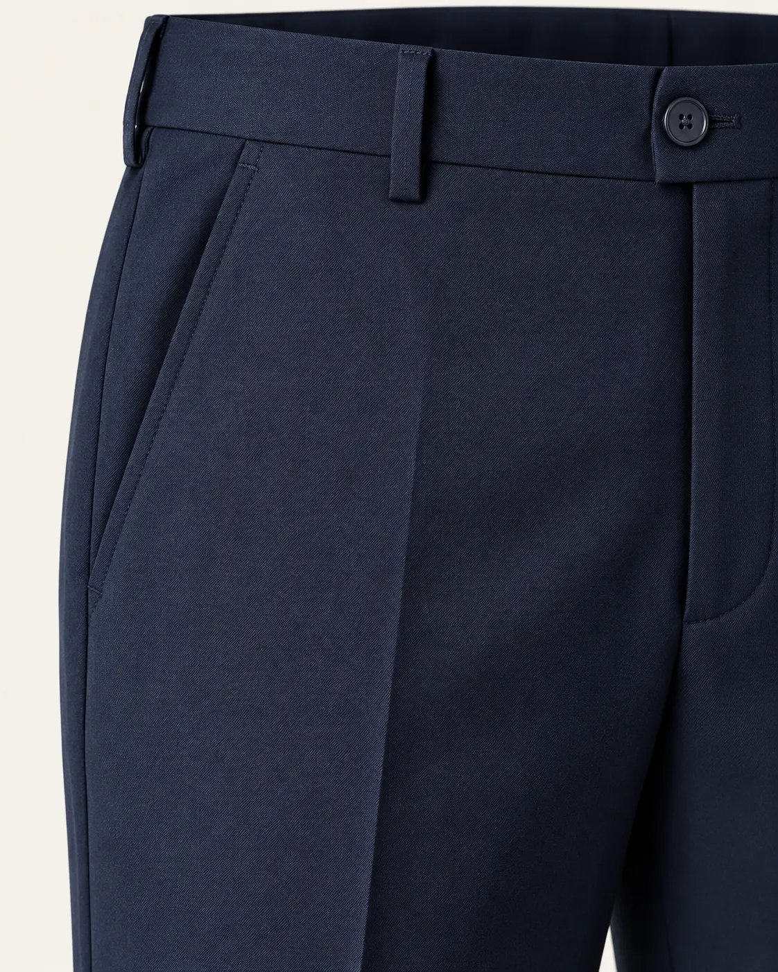Pantalón caballero formal azul marino, detalle de bolsas sesgadas