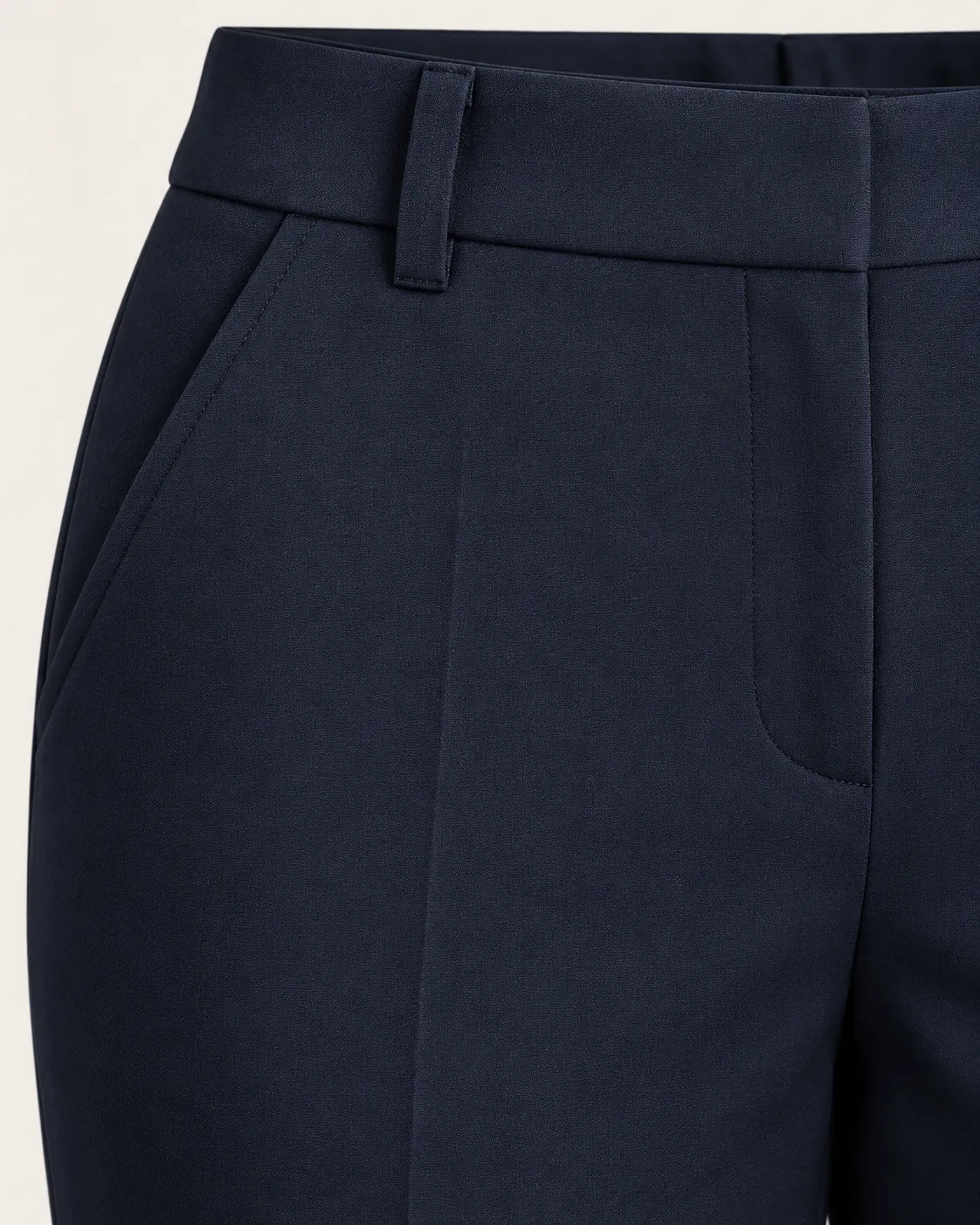 Pantalón dama formal recto azul marino, detalle de bolsas sesgadas