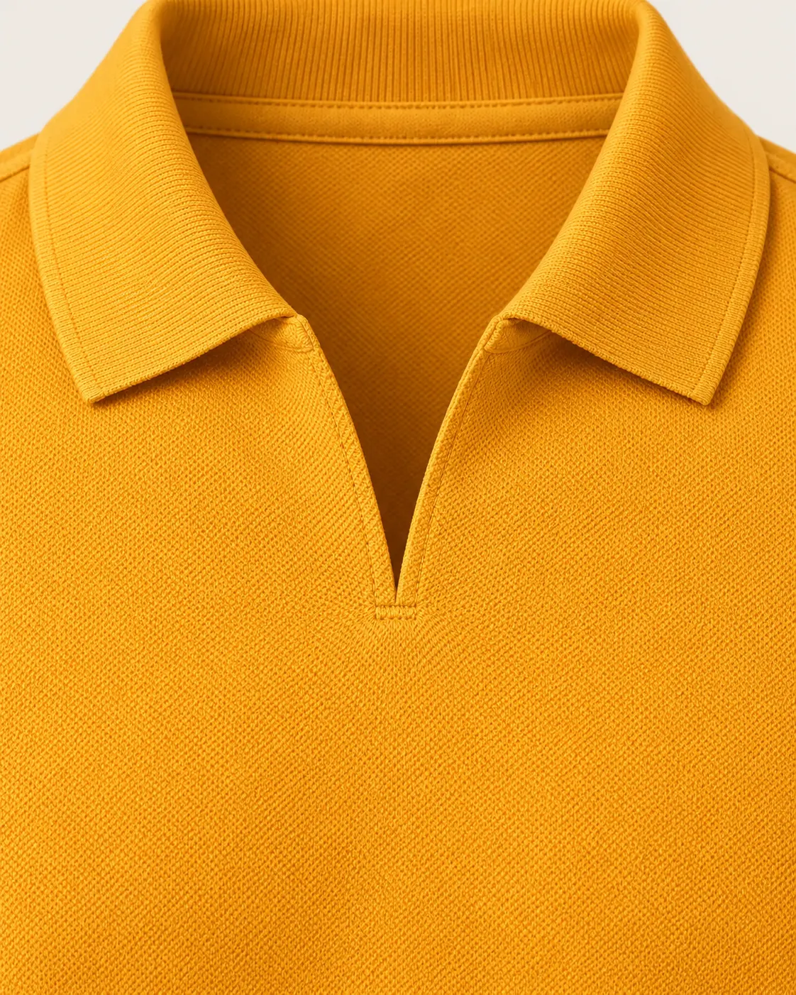 Polo cuello abierto sin botones ámbar, detalle de escote abierto