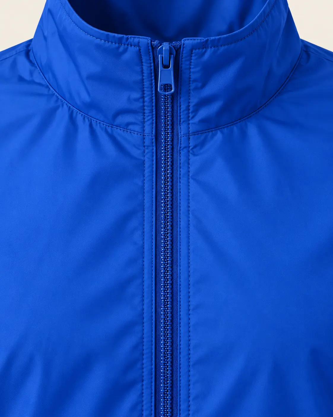 Rompevientos azul rey, detalle de zipper frontal