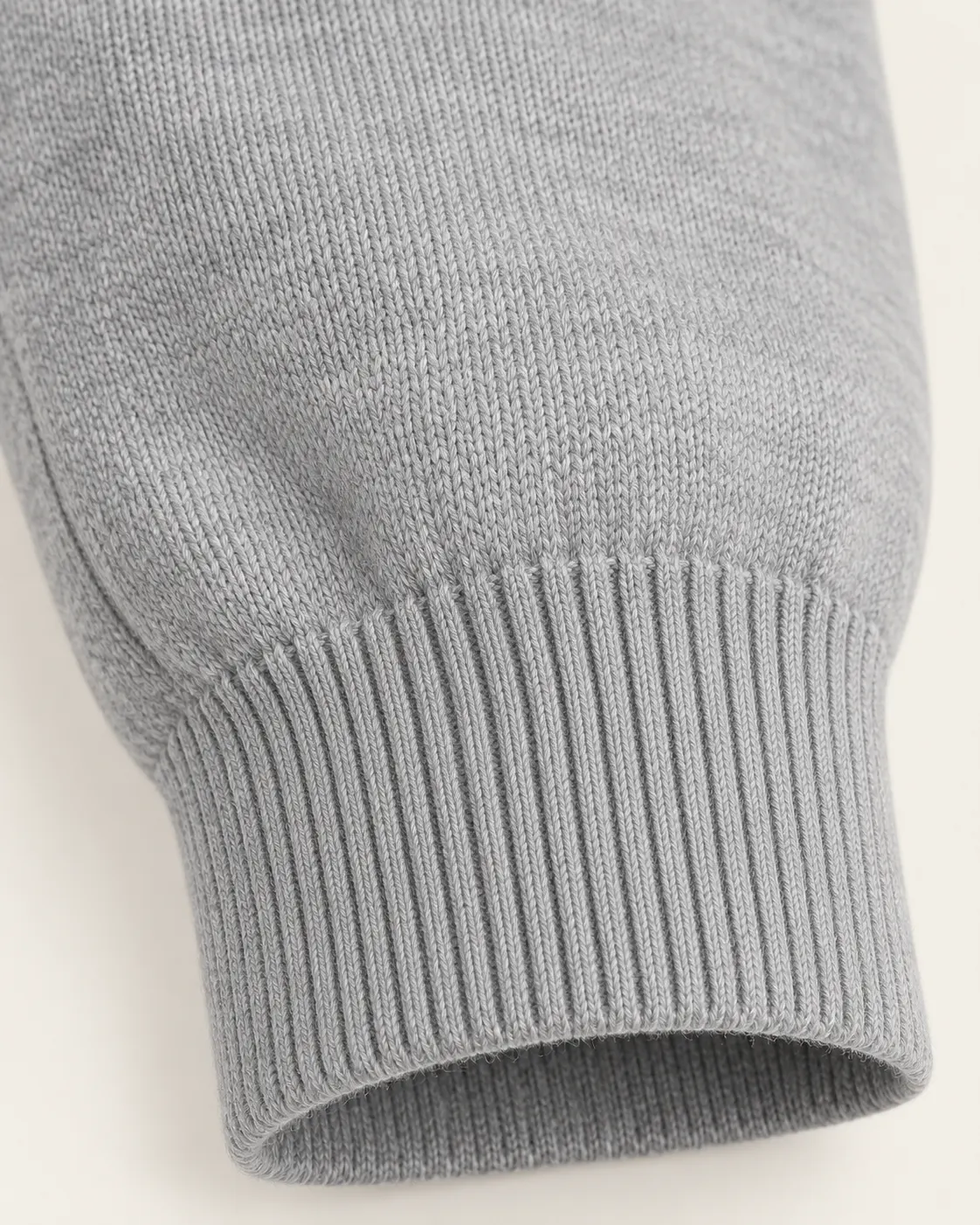 Suéter cuello V gris claro, detalle de puño tejido