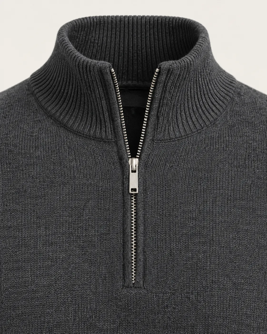 Suéter medio zipper gris carbón, detalle de medio zipper