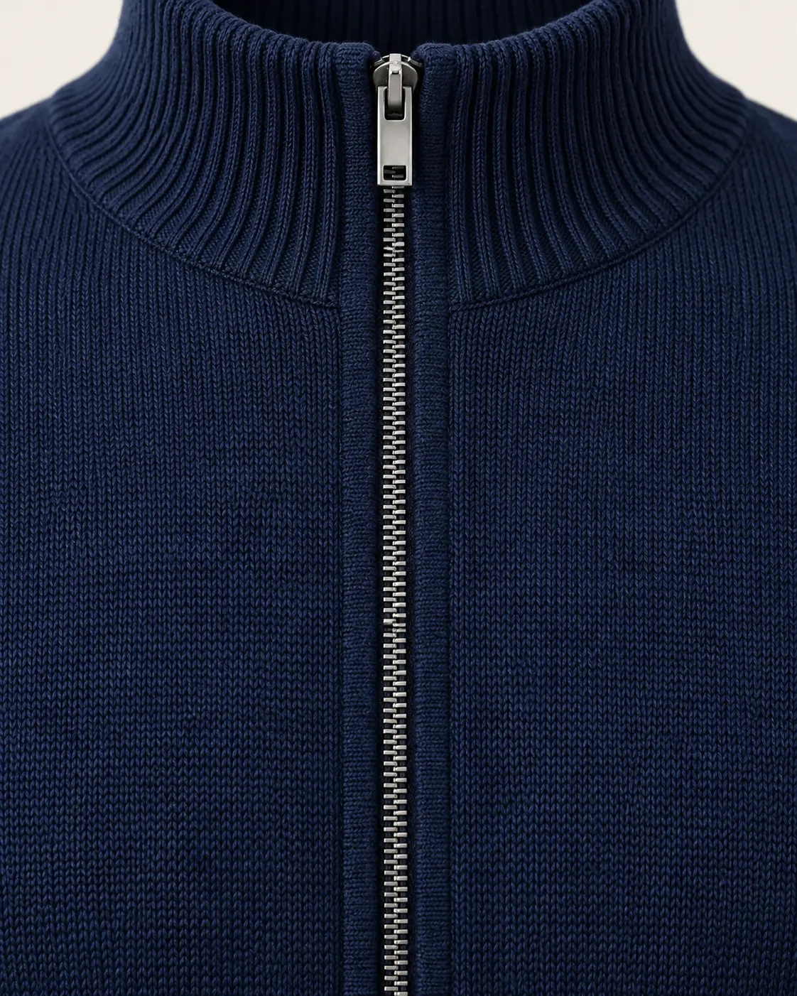 Suéter zipper completo azul marino, detalle de zipper completo